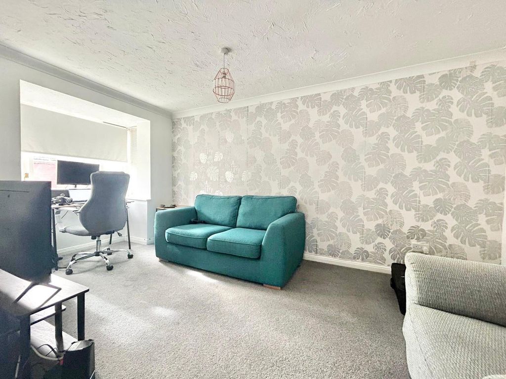 Property photo 3 of 6 Living Room