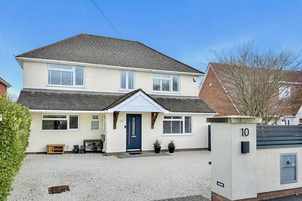 Property photo 1 of 21 5 Bedroom Detached Family Home