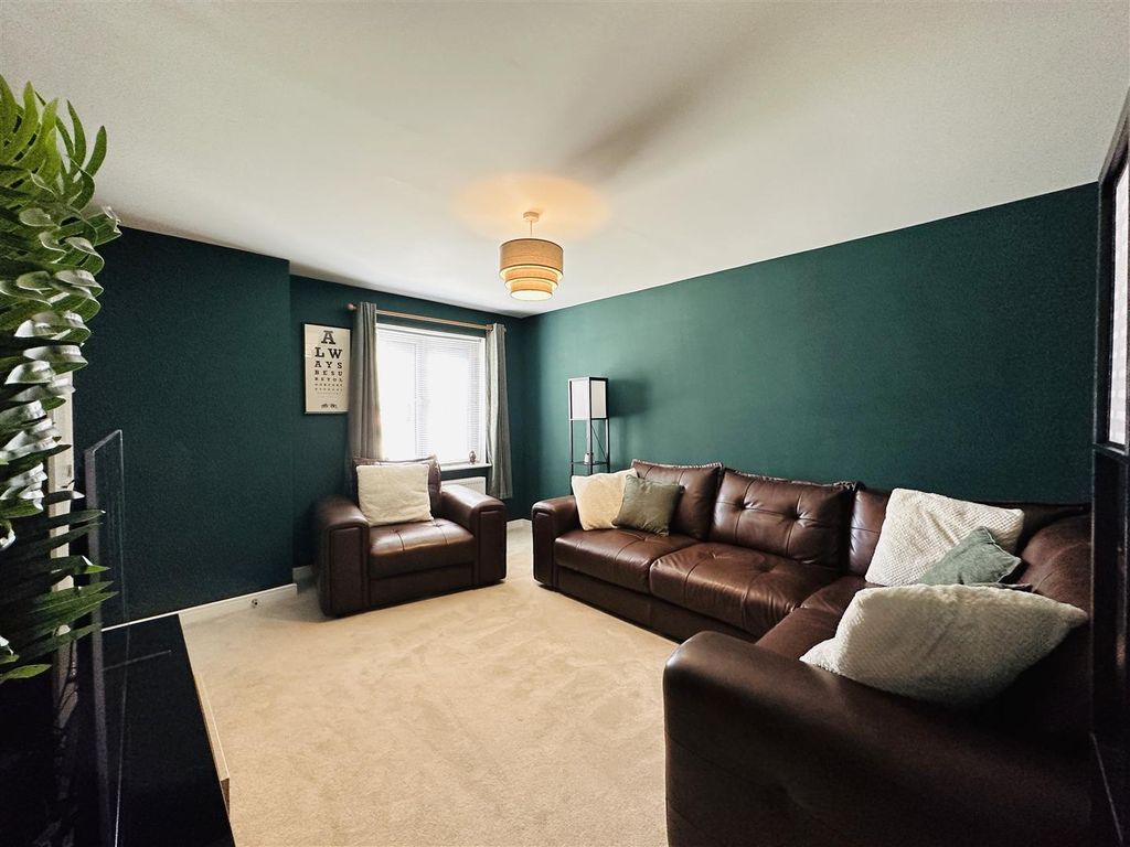 Property photo 3 of 12 Lounge
