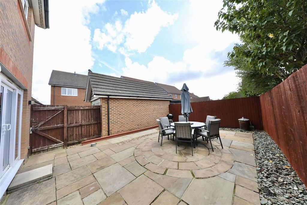 Property photo 3 of 18 Outside