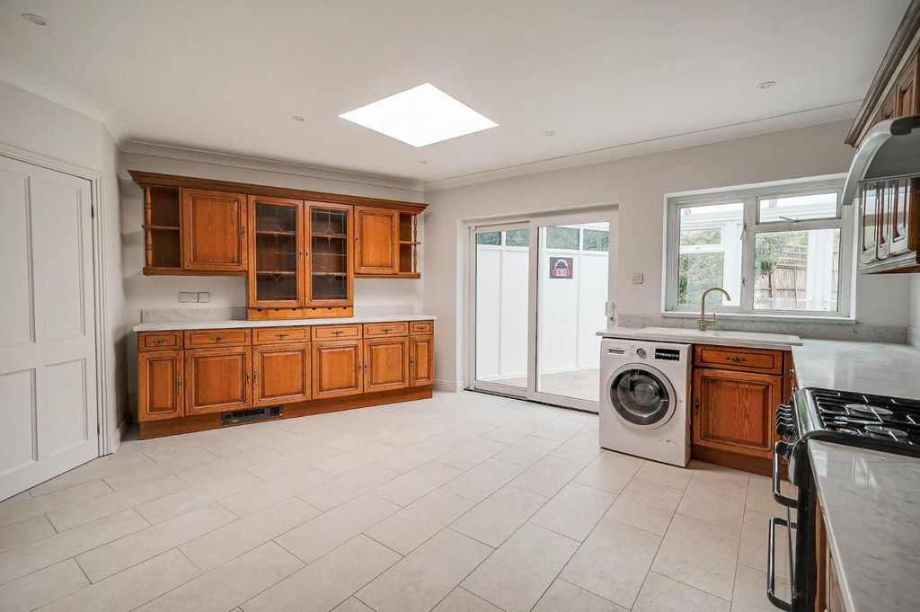 Property photo 3 of 27