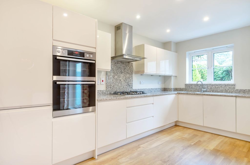 Property photo 3 of 19 Kitchen