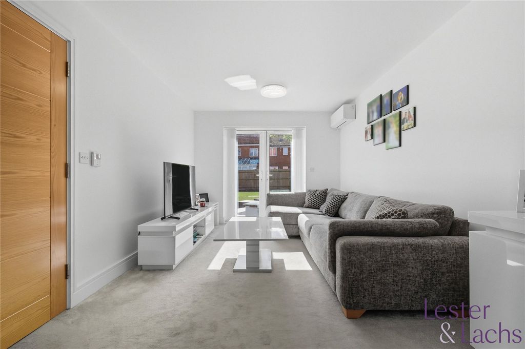 Property photo 3 of 34 Picture No. 05