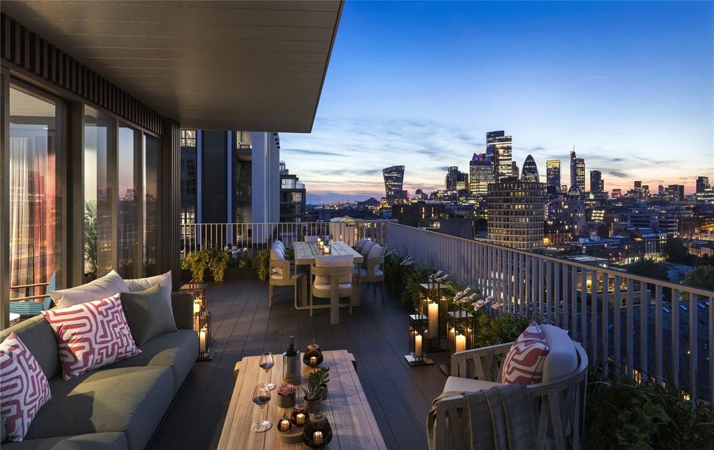 Property photo 1 of 13 London Dock