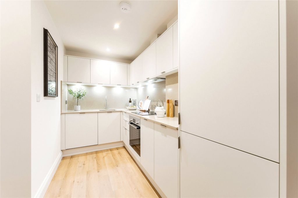 Property photo 3 of 10 Show Apartment