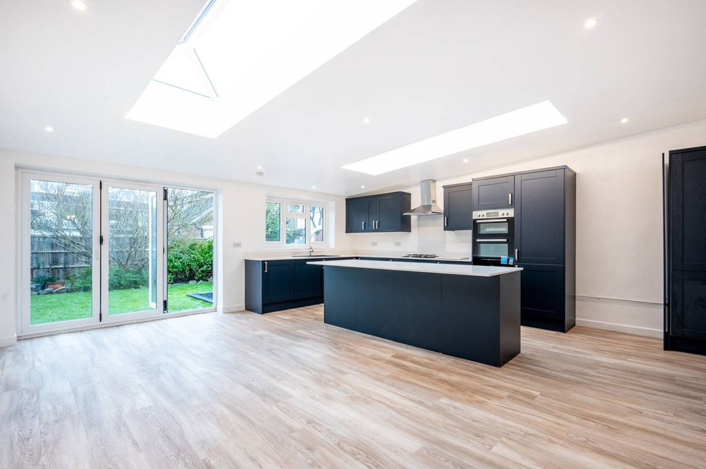 Property photo 2 of 23