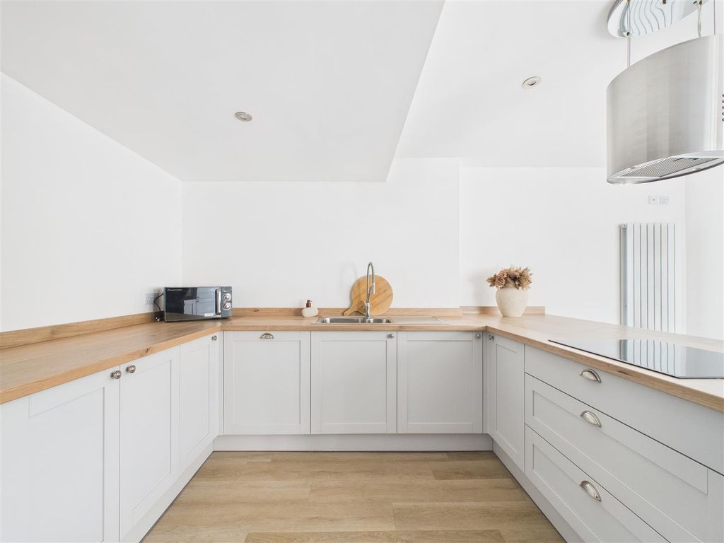 Property photo 3 of 13 Cam03303G0-Pr0268-Still005.Jpg