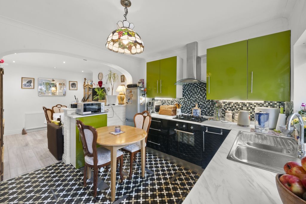 Property photo 1 of 9 Photo 8