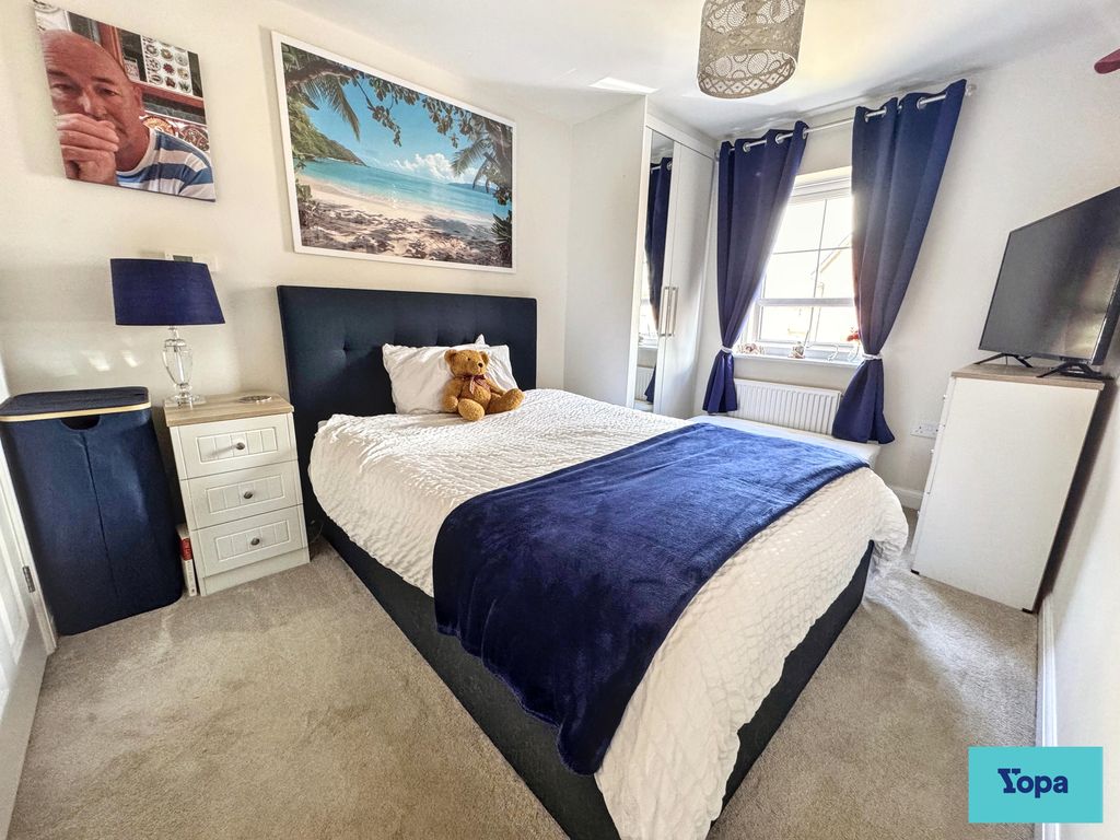Property photo 3 of 18 Main Bedroom