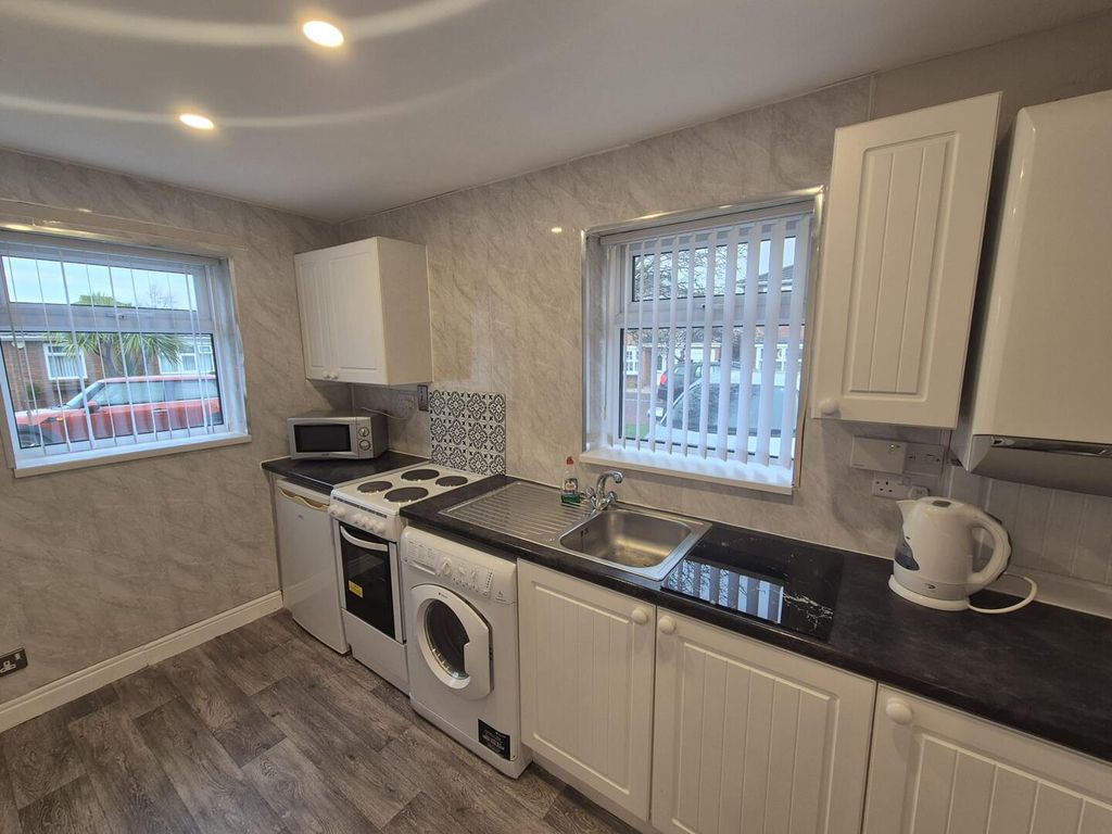 Property photo 3 of 5 Kitchen