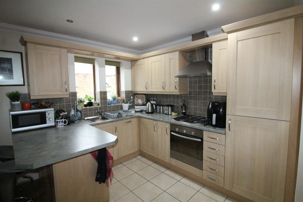 Property photo 2 of 14 Lounge & Kitchen Area