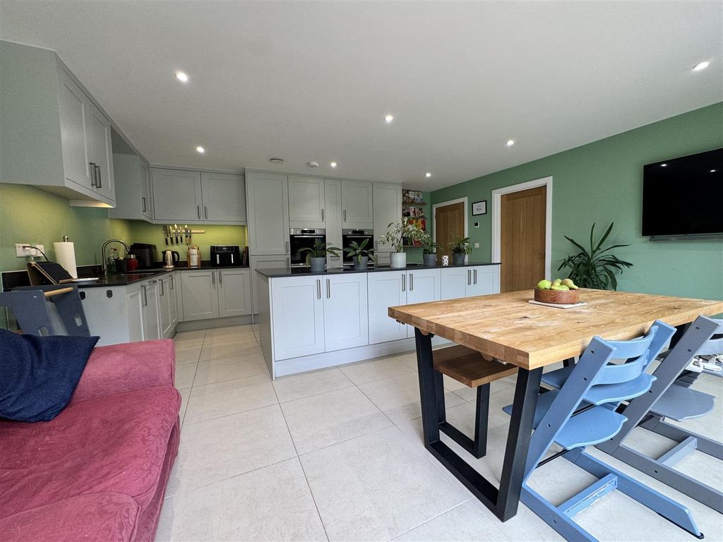 Property photo 3 of 19 Kitchen Diner (1/4)