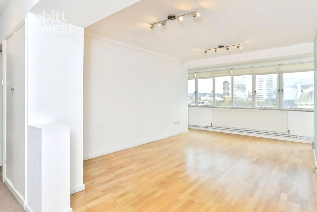 Property photo 3 of 14 Lounge