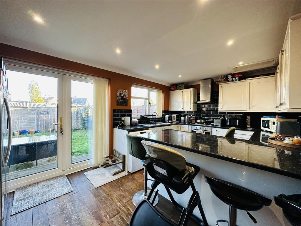 Property photo 2 of 19 Kitchen