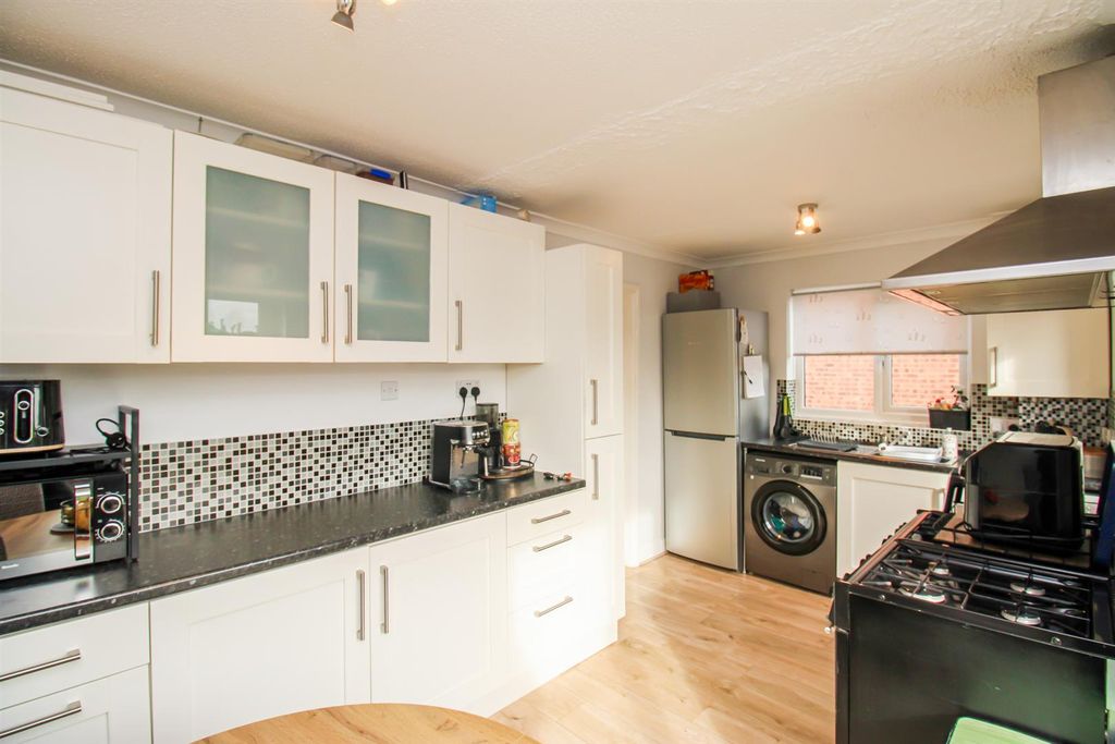 Property photo 3 of 16 Kitchen Diner