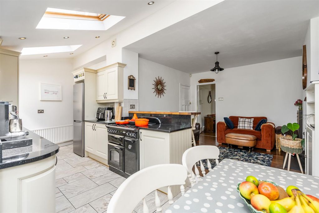 Property photo 3 of 19 4 Hillfield Road_15.Jpg