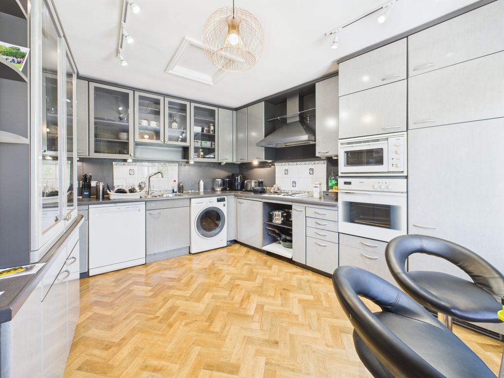 Property photo 3 of 17 Cam01740G0-Pr0419-Still011