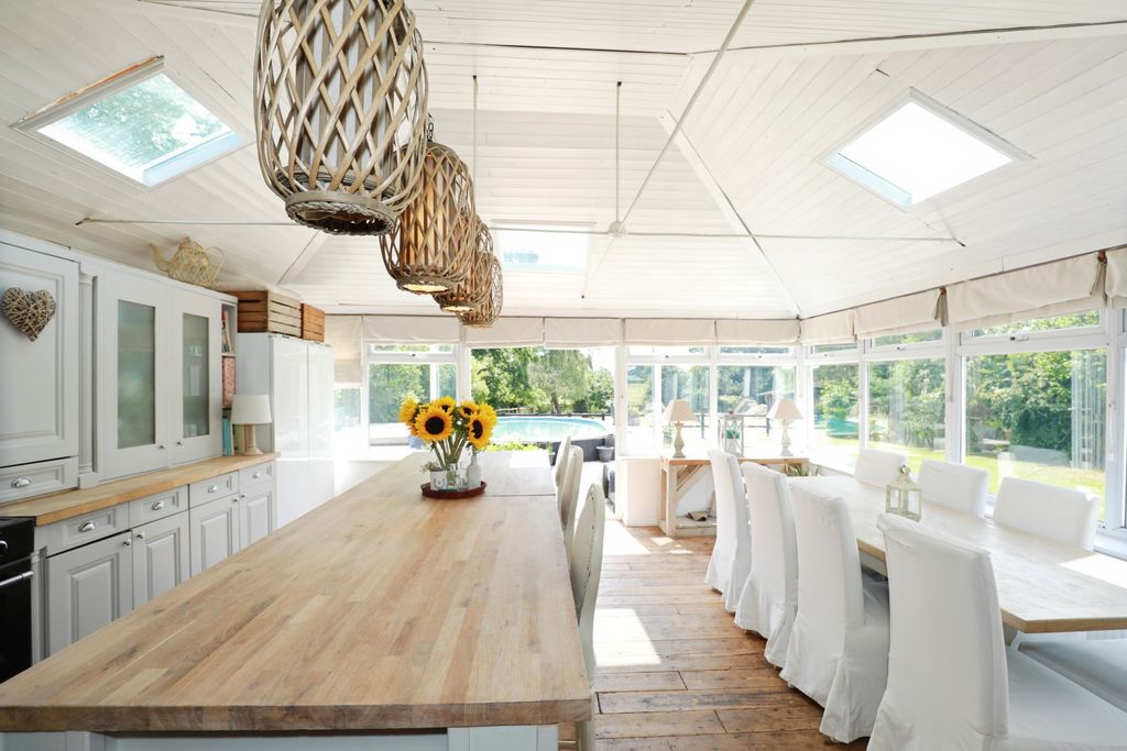 Property photo 3 of 31 Living Kitchen Diner