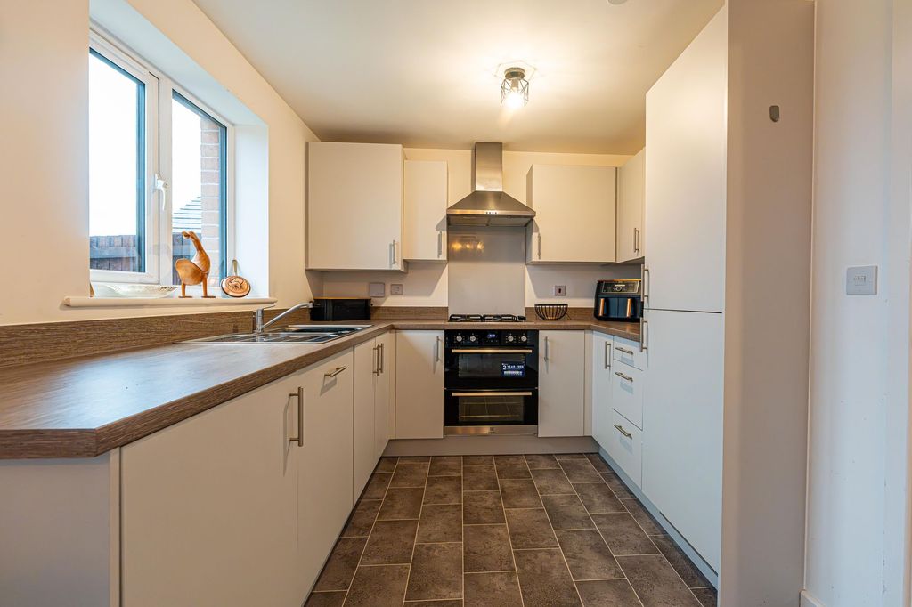 Property photo 2 of 37