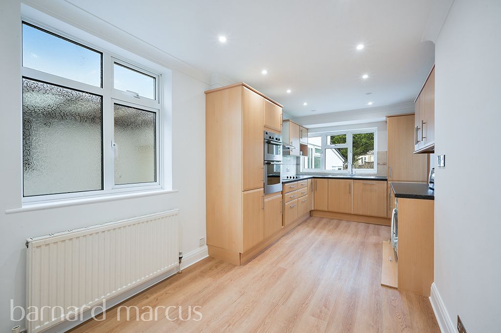 Property photo 3 of 8 Kitchen