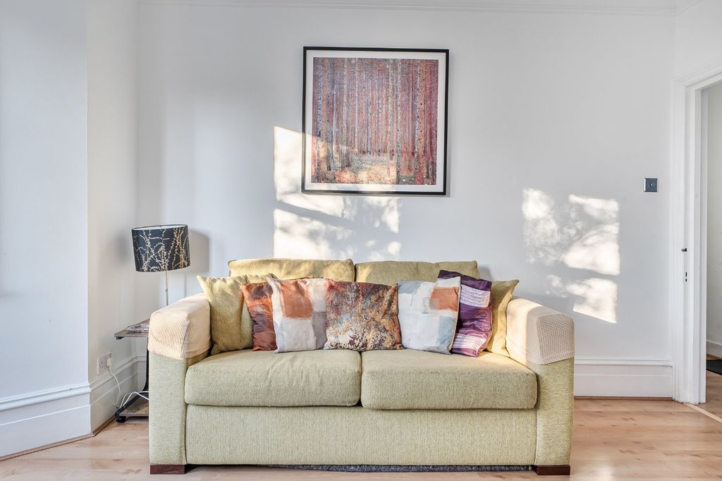 Property photo 3 of 9 Lounge