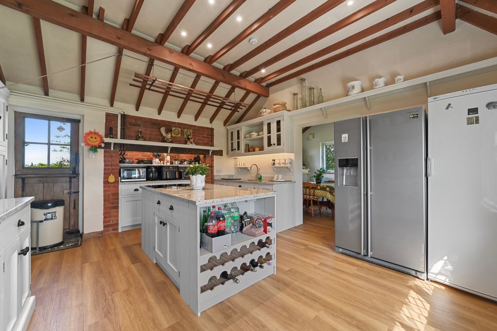 Property photo 2 of 17 Pt-TV-Tudorcottage-8
