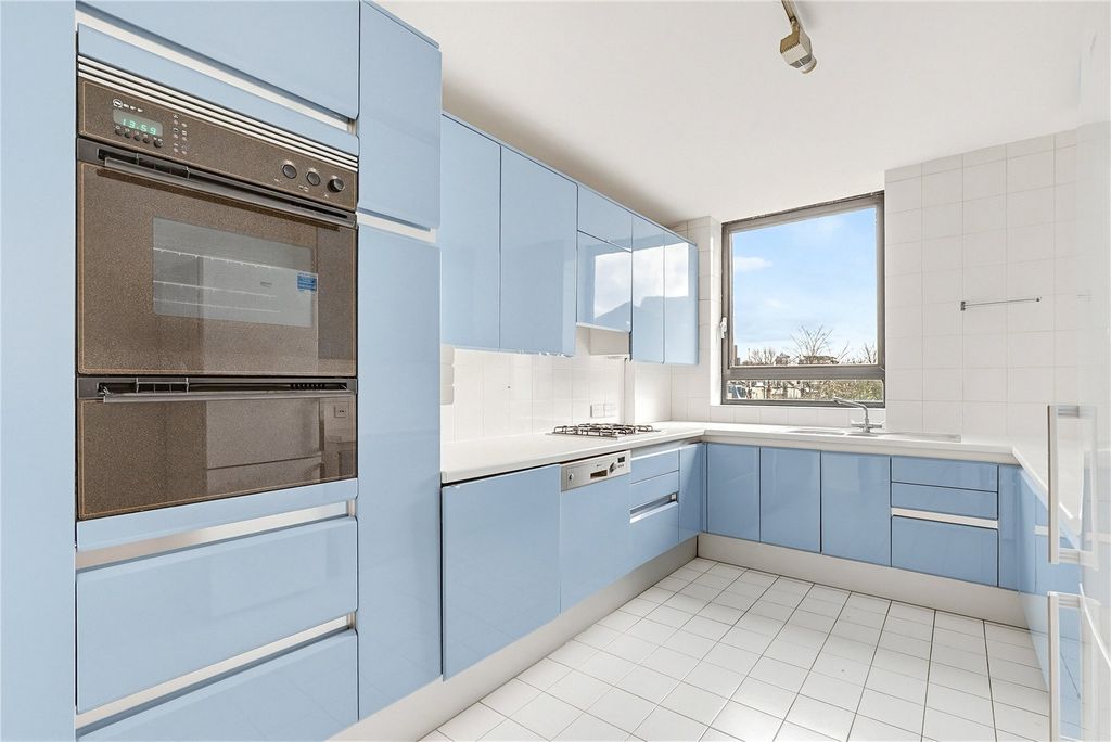 Property photo 3 of 10 Kitchen