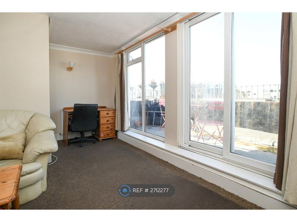 Property photo 3 of 25 Loft Room With En-Suite & Roof Terrace