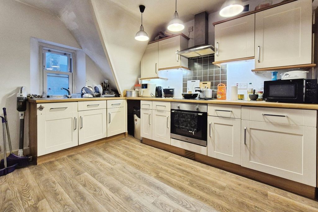 Property photo 3 of 7 Kitchen