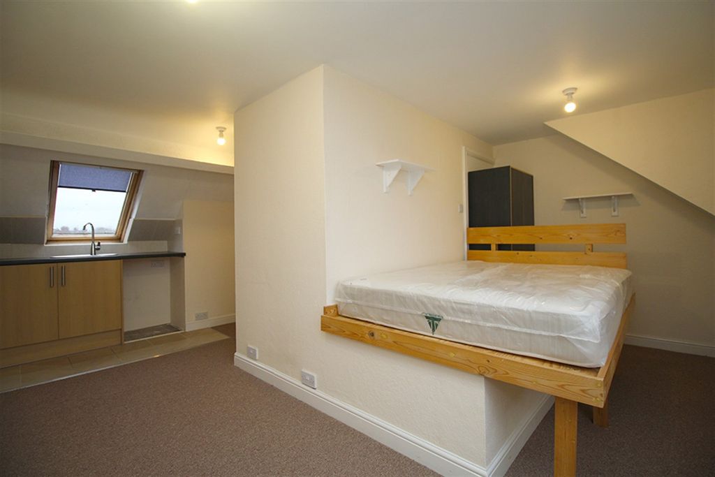 Property photo 1 of 18 Bedroom