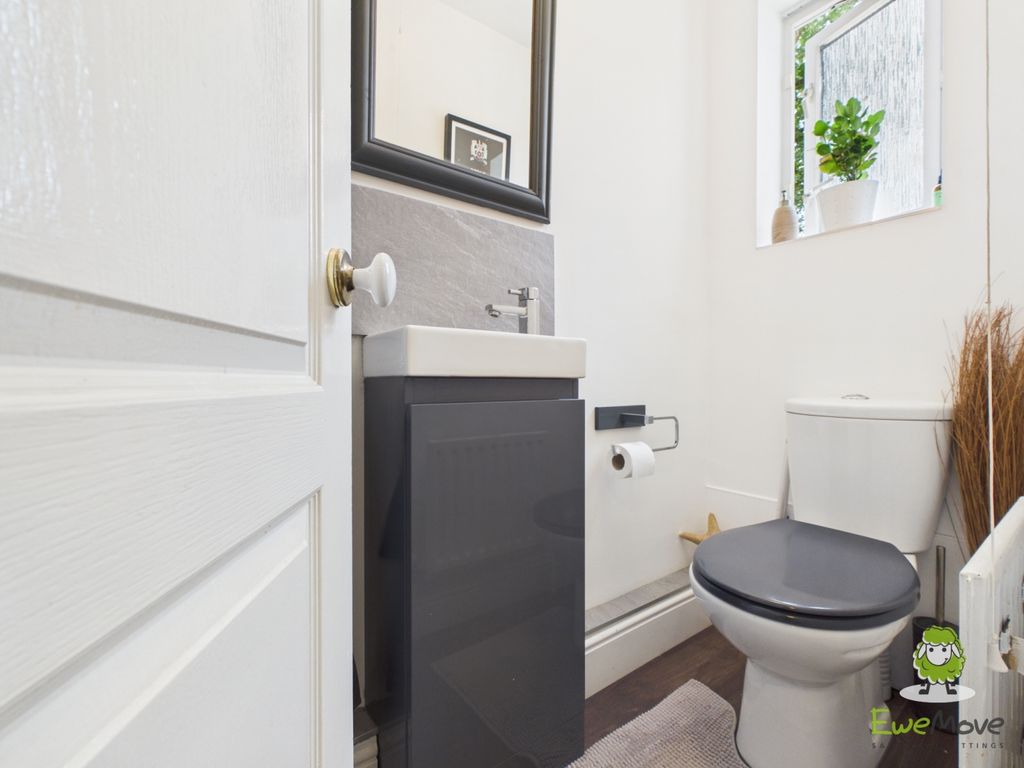 Property photo 3 of 23 Ewemove Estate Agents Basingstoke - Clere Gardens