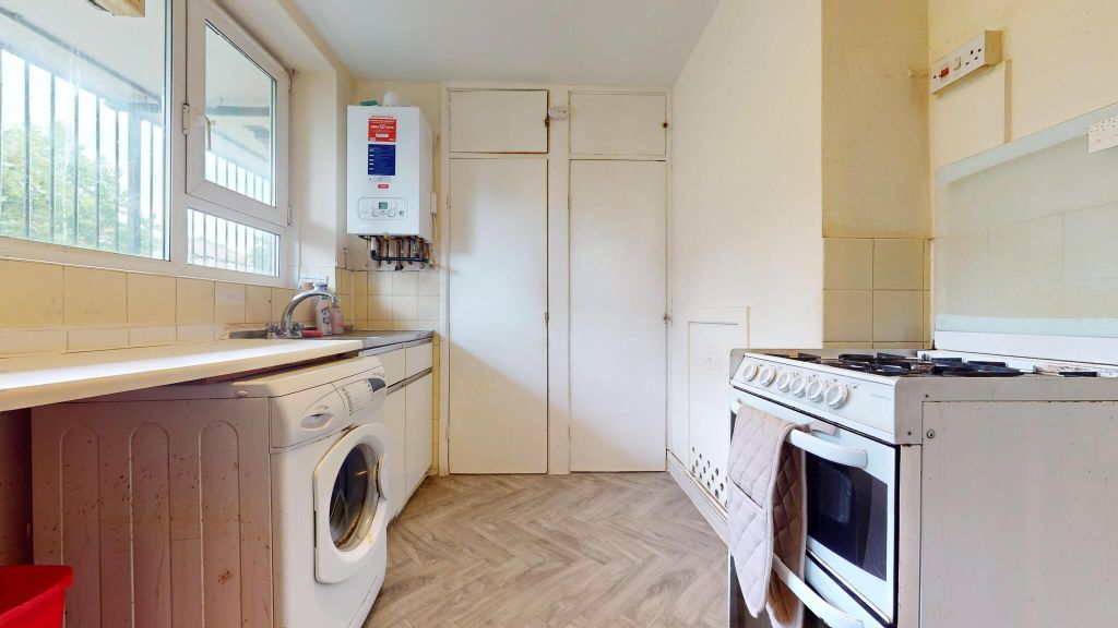 Property photo 3 of 17 Kitchen 3