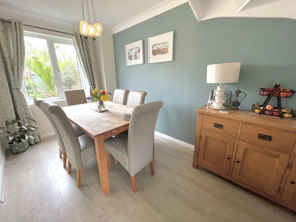 Property photo 3 of 16 5 Compass Close Dining 1
