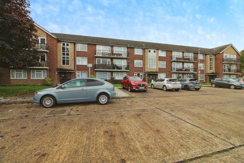 Property photo 1 of 14 Two Bedroom 2nd Floor Flat To Rent