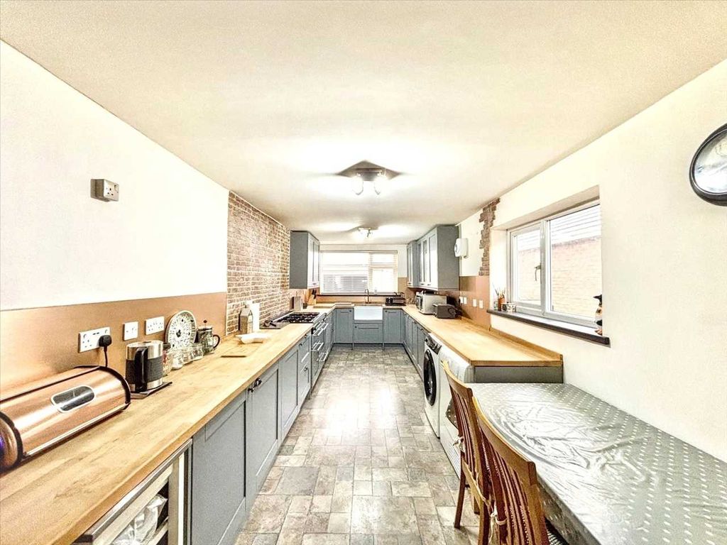 Property photo 3 of 23