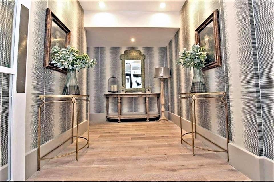 Property photo 3 of 7 Hallway