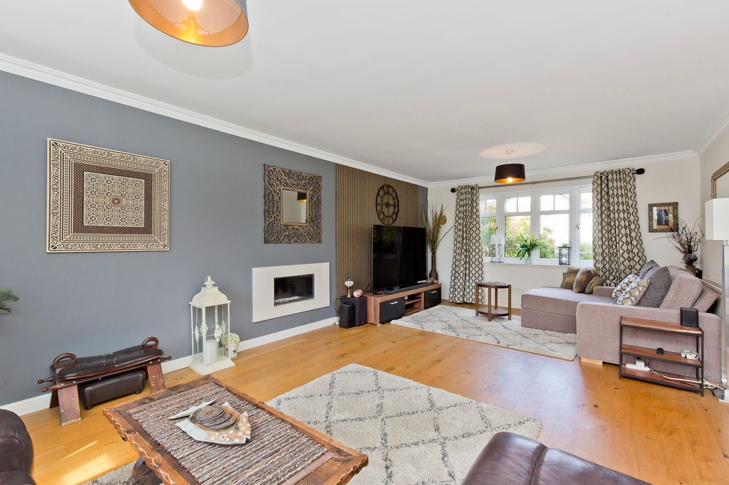 Property photo 3 of 32