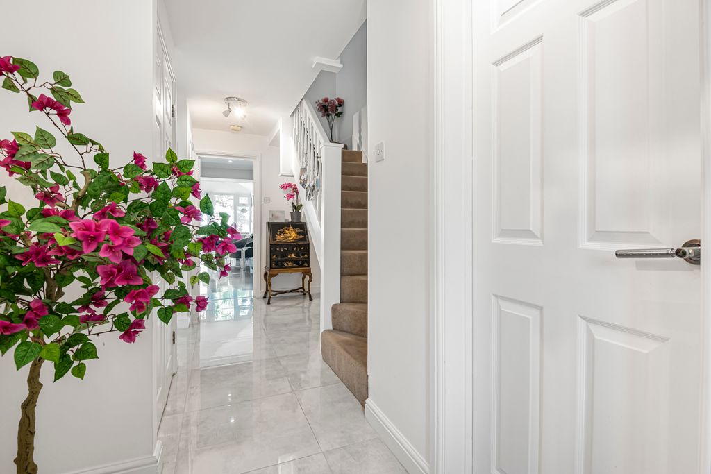 Property photo 2 of 20 Entrance Hall