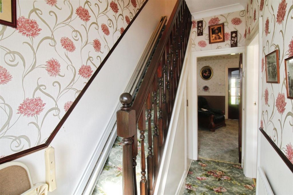 Property photo 2 of 19 Entrance Hall