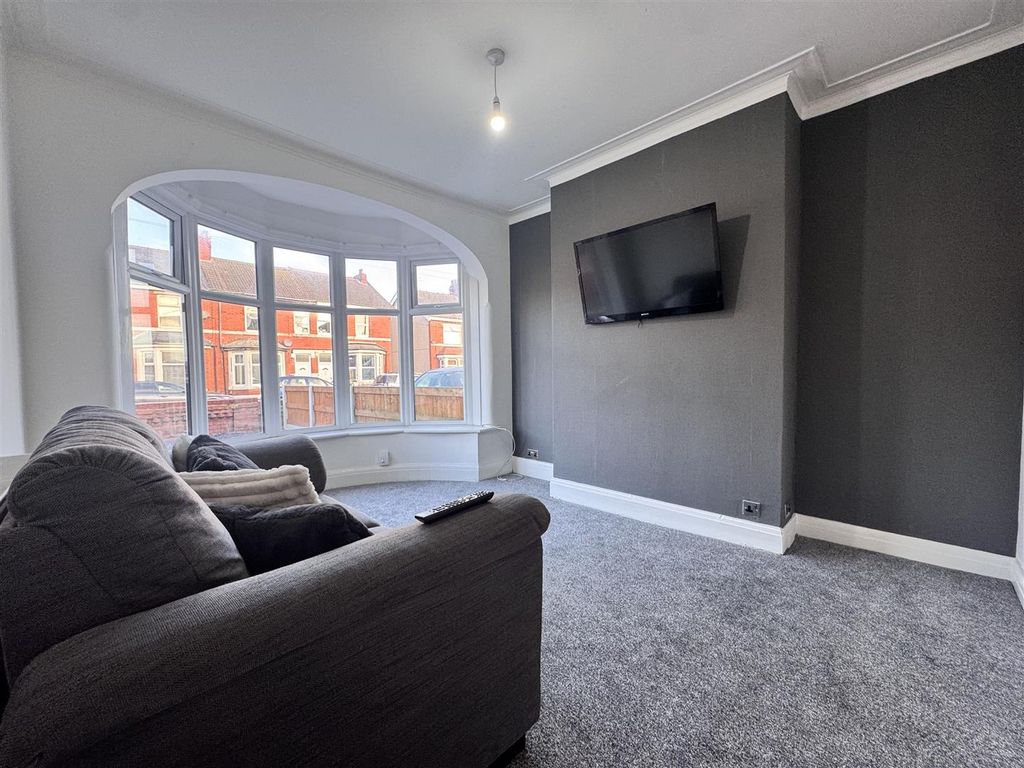 Property photo 3 of 17 Lounge