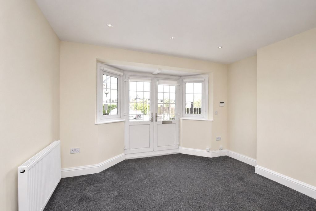 Property photo 3 of 12 Lounge/Entrance