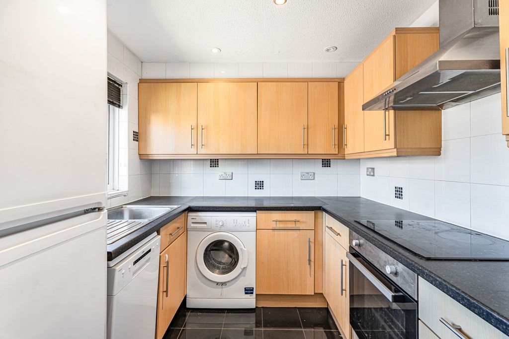 Property photo 3 of 11 Kitchen