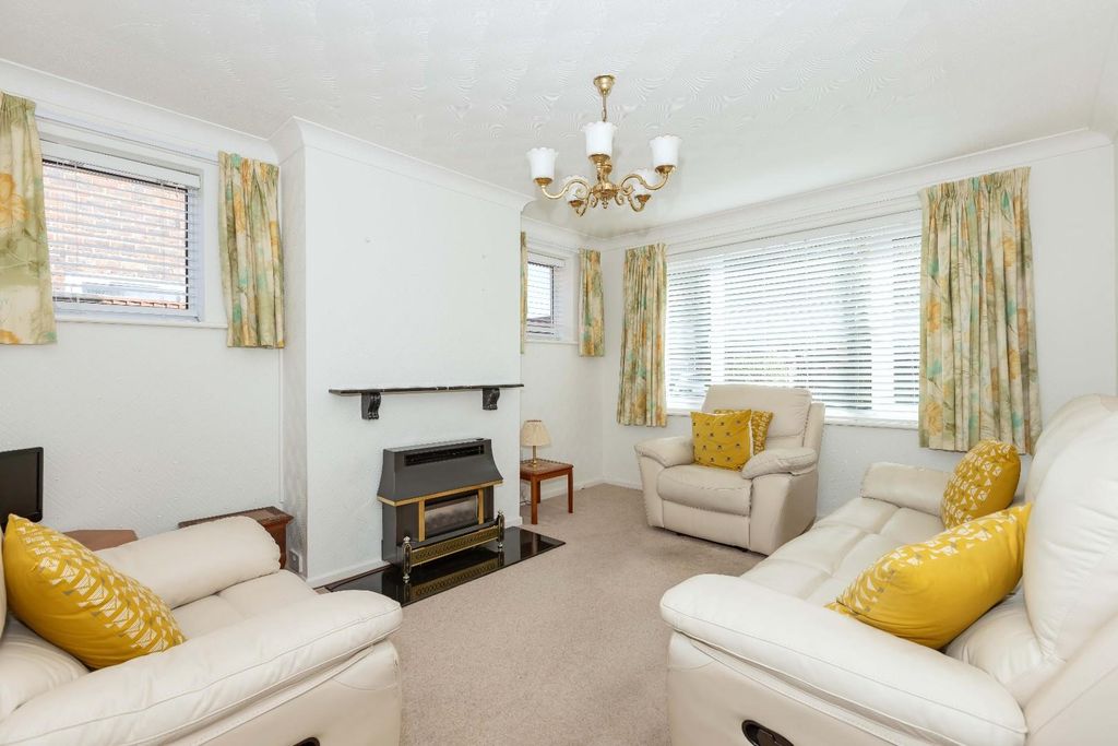 Property photo 2 of 20 Edwin Close_9.Jpg