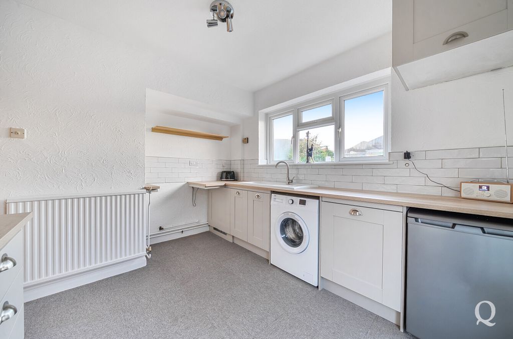 Property photo 3 of 23 037Adb26-B474-4Ef...