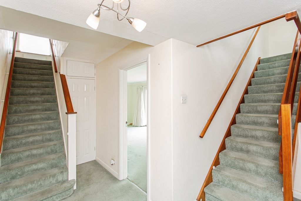 Property photo 2 of 17 Entrance Hall