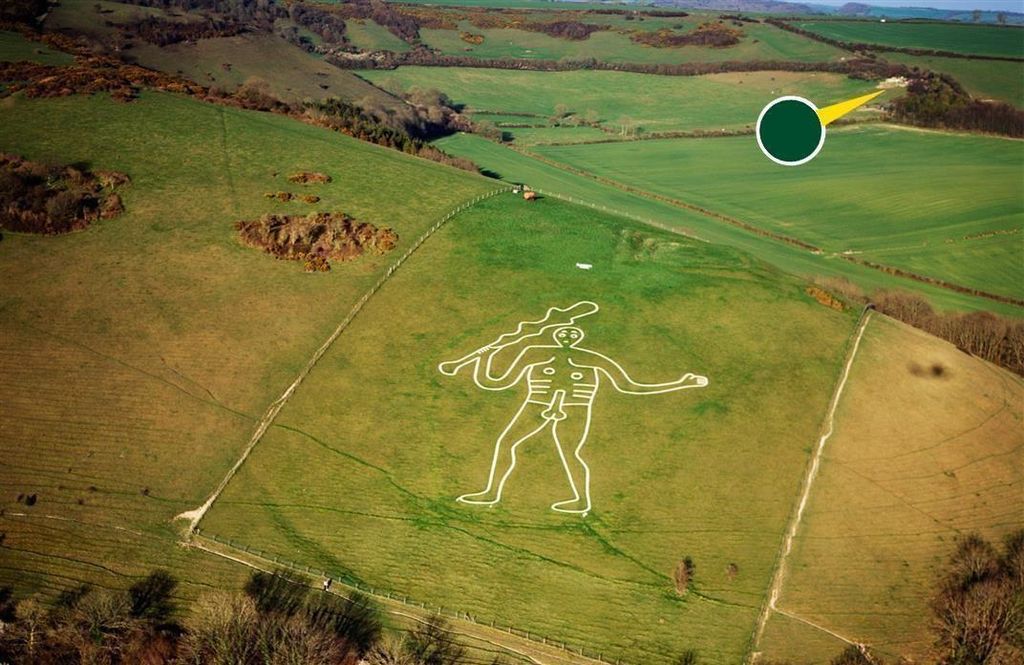 Property photo 2 of 25 Cerne Giant.Jpg