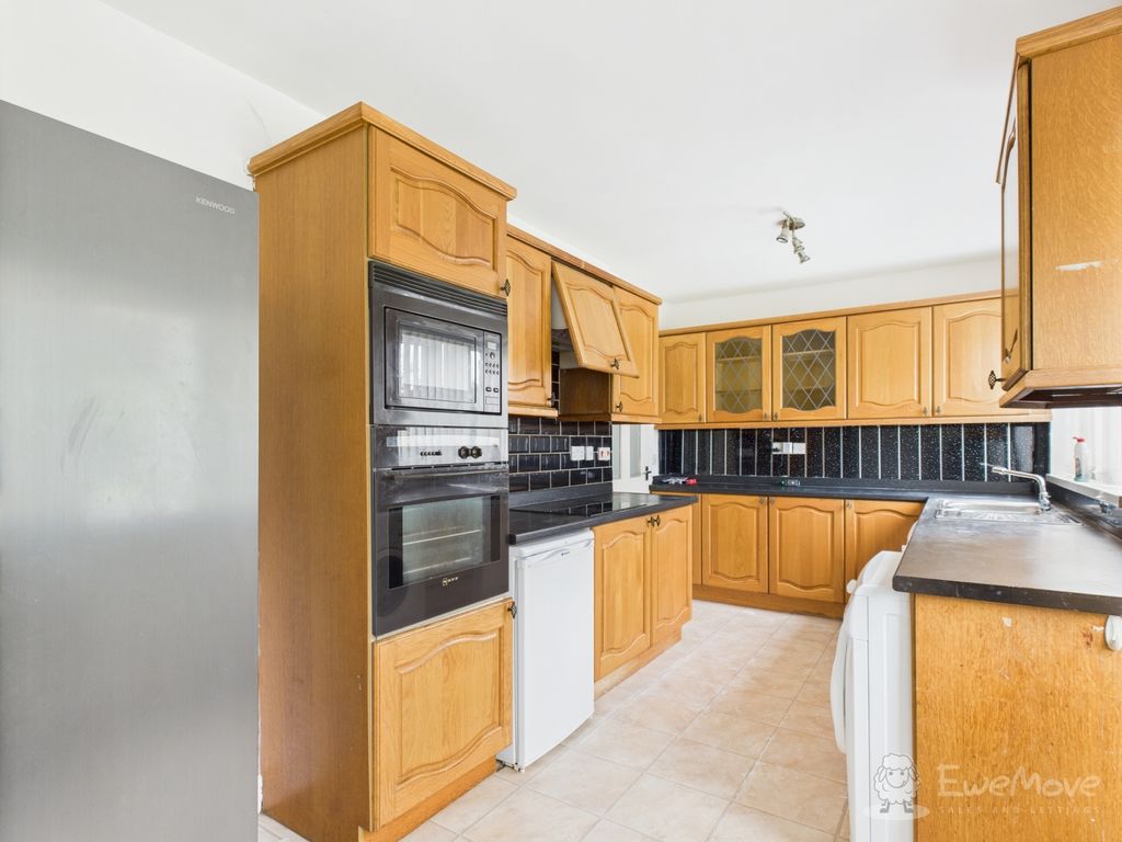 Property photo 2 of 17 Kitchen