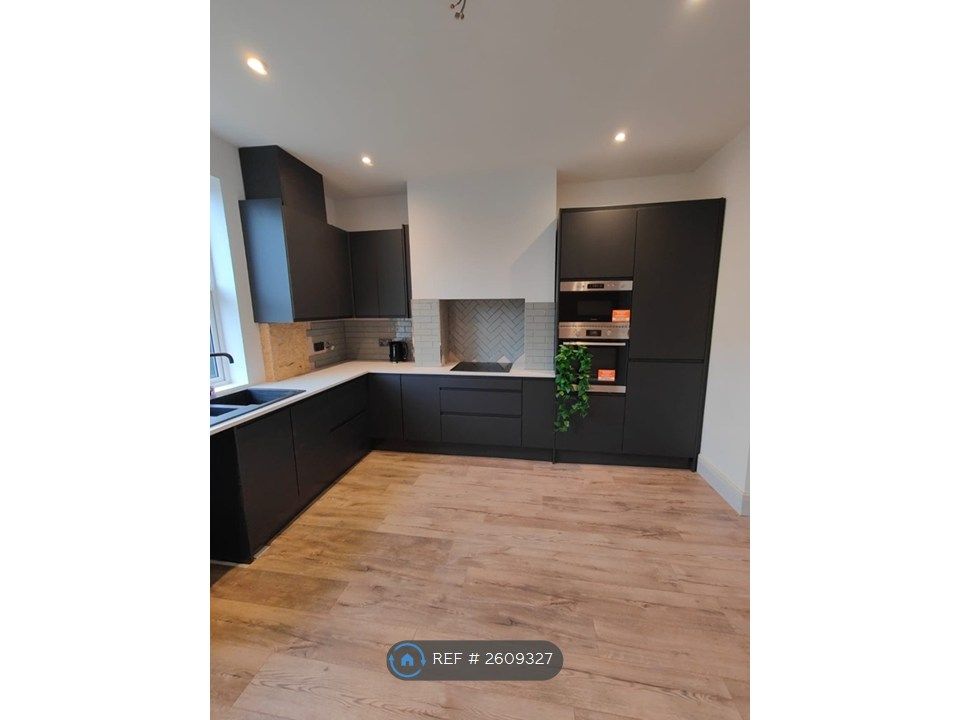 Property photo 2 of 11 Kitchen 2