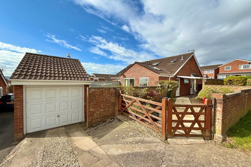 Property photo 1 of 17 Bungalow &amp; Garage
