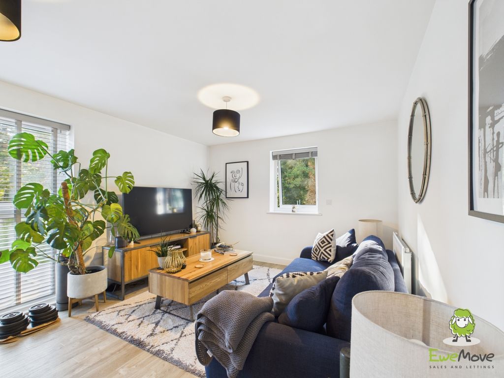 Property photo 2 of 17 Ewemove Estate Agents Basingstoke - Bramshott Hous